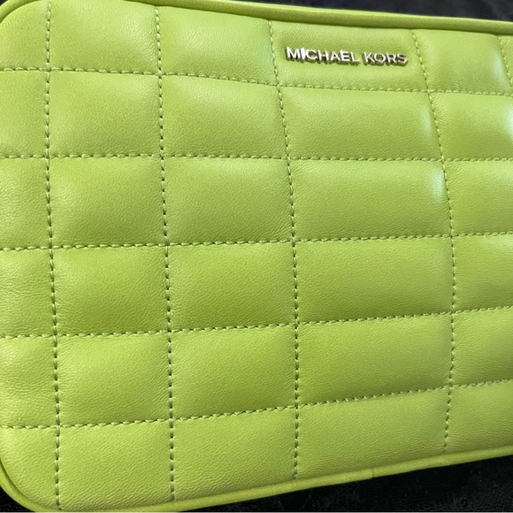 ✨Michael Kors✨ NWT MK Jet Set Medium Quilted Leather Camera Crossbody Bag Pear - Picture 4 of 17